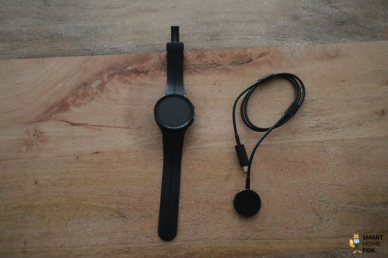 Galaxy Watch 5 и зарядное устройство.